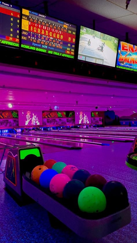 Neon Bowling Alley Aesthetic, Boliche Aesthetic, Trampoline Room, Dream Mansion, Astuces Diy, Bowling Alley, Fun Places To Go, Neon Aesthetic, Night Vibes