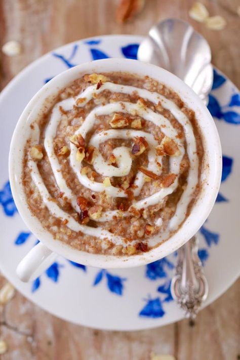 Cinnamon Roll Oatmeal - in a Mug- Microwaving this Cinnamon Roll Oatmeal is faster to make than store bought sachets AND you know what went into it. Perfect start to your day! Oatmeal In A Mug Microwave, Oatmeal In A Mug, Microwave Cinnamon Roll, Cinnamon Roll Oatmeal, Microwave Mug, Banana French Toast, Bigger Bolder Baking, Protein Packed Meals, Single Serving Recipes