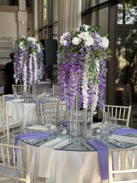 Lavender Wedding Decorations Table, 15 Birthday Ideas Decorations Purple, Mirror Table Decor, Lavender Wedding Decorations, Quince Centerpieces, Purple Wedding Reception, Lavender Wedding Theme, Wedding Theme Color Schemes, Mexican Quinceanera Dresses