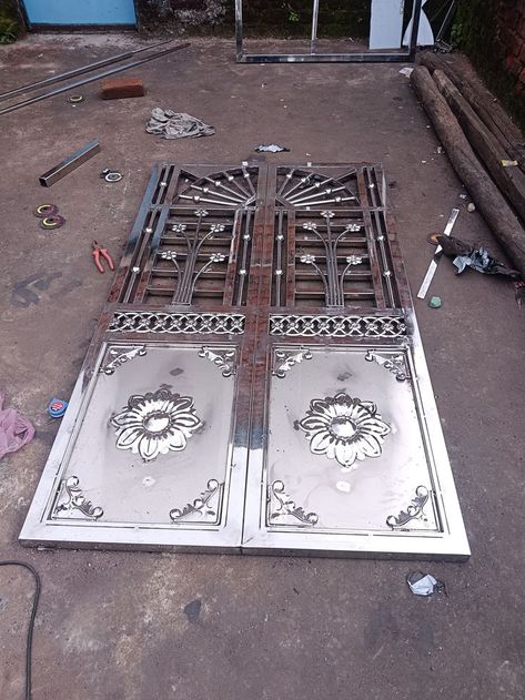 Ss Gate, Modern Steel Gate Design, Iron Main Gate Design, Steel Grill Design, Ms Design, Modern Window Grill, Home Design Store, Wallpaper Design For Bedroom, Window Grill Design Modern