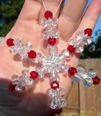 Christmas Snowflakes Crafts, Beaded Ornaments Diy, Diy Christmas Snowflakes, Christmas Snowflakes Decorations, Beaded Snowflakes Ornament, Beaded Christmas Decorations, Homemade Christmas Ornaments, Christmas Snowflakes Ornaments, Bead Ornaments