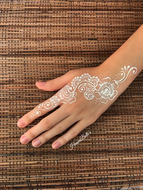 White Henna Designs Simple, White Henna Simple, Henna Putih Pengantin Simple, White Henna Wedding Simple, Henna Bts, Inai Nikah, White Wedding Henna, White Henna Tattoo, Glitter Henna