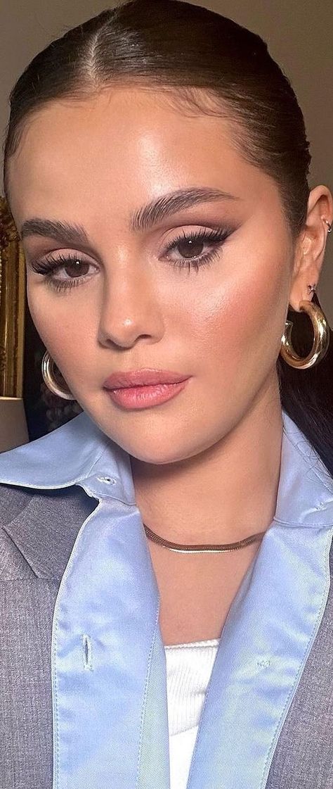 Instagram Selena Gomez Stories. Selena Gomez Makeup Look, Selena Gomez Eyebrows, Selena Gomez Eye Makeup, Selena Gomez Makeup Looks Style, Maquillaje Selena Gomez, Red Eyeliner Makeup, Makeup 2024, Selena Gomez Makeup, Selena Gomez Hair