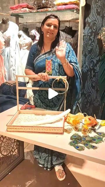 Taste of Events on Instagram: "Learn 🦚 Style Trousseau Packing Beautiful Saree by @odhniworld  Looking for wedding packing? Contact/WhatsApp @9910873443  📍Odhni, Sadar Bazar Road, Civil Lines, Gurugram   #TrousseauPacking #LuxuryPacking #SareePlatter #SareePacking #WeddingPacking #WeddingGifting #BridalTrousseau #DelhiNCR #Gurugram" Bridal Bag Packing Ideas, Jewelry Packing Ideas For Wedding, Saree Trousseau Packing, Saree Packing For Wedding, Wedding Chab Decoration Idea, Saree Folding For Packing, Lehenga Packing Ideas Wedding, Saree Packing Ideas Wedding Diy, Dress Packing Ideas Gift