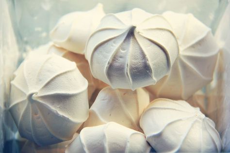 Easy meringue cookies are made with egg whites, brown sugar, and vanilla. Top them off with cinnamon sugar if you like. Meringue Pie Topping, Brown Sugar Meringue, Easy Meringue Cookies, Low Fat Cake, Easy Meringues, Vegan Shortbread, Brown Sugar Recipes, Lemon Mousse, Meringue Kisses