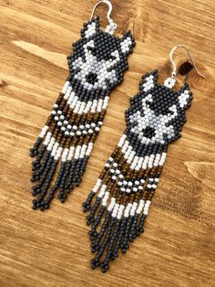 Wolf Earrings, Native American Beadwork Patterns, Native Beading Patterns, Beaded Earrings Native, Beadwork Designs, Beaded Earrings Tutorials, Brick Stitch Earrings, Seed Bead Patterns, Bead Weaving Patterns