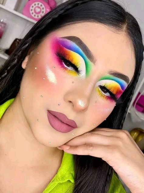 Crazy Colorful Makeup Looks, Triadic Makeup, Rainbow Makeup Looks, Full Color Makeup, Maquillaje Full Color, Crazy Eye Makeup, Makeup 2024, Rainbow Eye Makeup, Day Eye Makeup