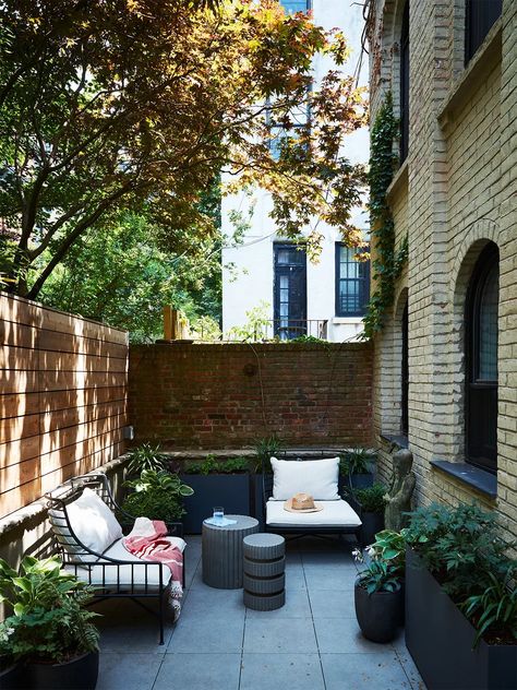 Small outdoor patio design Brooklyn Backyard, Backyard Goals, Home Garden Ideas, Brooklyn Home, Skylight Design, New Staircase, Front Yards, Brooklyn Heights, Front Patio