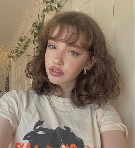 Wavy Hair 2b, Curly Asian Hair, Oc Aesthetic, Natural Curly Hair Cuts, Character Face, Freckles Girl, Short Brown Hair, Girl With Brown Hair