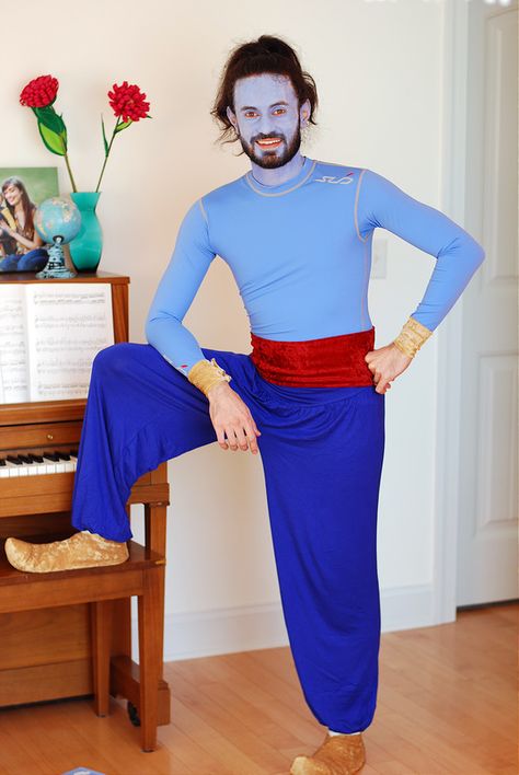 The Happy Plum: Family Aladdin Costume Alladin Genie Costume, Genie Cosplay, Aladin Musical, Aladdin Costume Diy, Diy Genie Costume, Aladdin Costume Kids, Aladdin Genie Costume, Aladdin Play, Aladdin Halloween