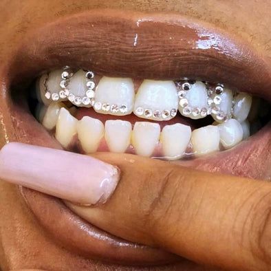 Tooth Gem Designs, Pretty Teeth, Dental Jewelry, Grillz Teeth, Glitter Accessories, Diamond Teeth, Diy Teething, Grills Teeth, Tooth Gem