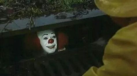 Pennywise in the sewer talking to Georgie. Dark Gif, Stephen King It, Stephen Kings, Project Zero, Oppa Gangnam Style, Pennywise The Clown, Pennywise The Dancing Clown, Tim Curry, Creepy Clown