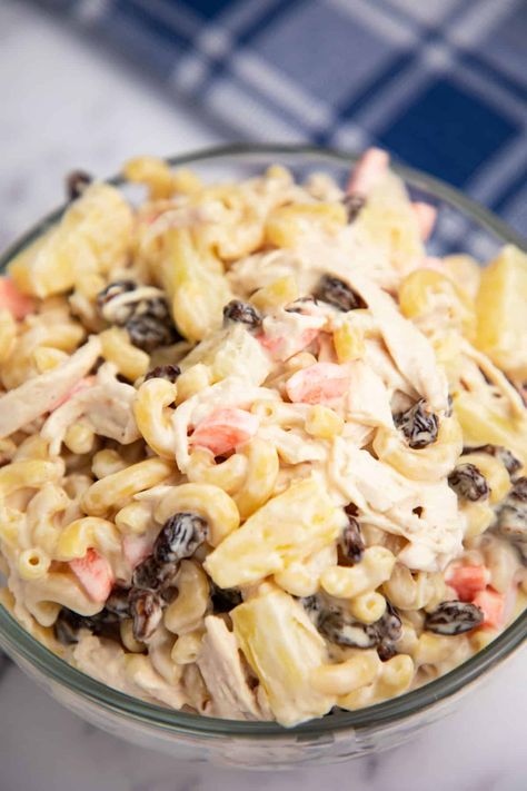 Filipino-Style Chicken Macaroni Salad via @seasiderecipes Macaroni Salad Filipino Style, Chicken Macaroni Salad, Tuna Macaroni Salad, Pasta With Mayonnaise, Pinoy Recipe, Chicken Macaroni, Filipino Food Dessert, Asian Dish, Filipino Style