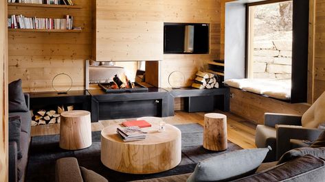 Et si l'art de vivre en montagne prenait une nouvelle dimension ? Exit la déco vieillotte et rustique des chalets traditionnels, place à la modernité et à l'épure ! C'est dans cette optique que la décoratrice Angélique Buisson a entièrement revu et corrigé le chalet Belliou. Cette luxueuse demeure Ski Chalet Interior, Low Budget House, Mountain Interiors, Modern Chalet, Chalet Interior, Chalet Design, Larch Wood, Photo Decor, Mountain Homes