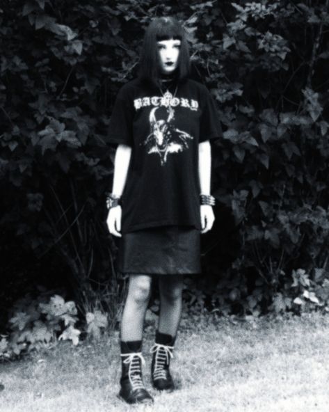 Baggy Metal Outfit, Goth T Shirt Outfit, Metal Head Outfits Girl, Metalhead Fashion Outfits, Black Metal Aesthetic Outfit, Metal Shirt Outfit, Metalhead Summer Outfits, Female Metalhead Outfit, 90s Metal Fashion