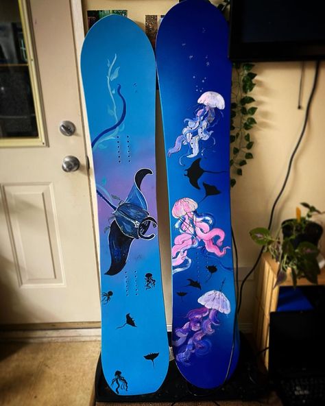 Make your winter 2023 extraordinary 🎨🧑‍🎨❄ 🧑‍🎨 @brucevision_art #Surfpaints #SurfpaintsForEverySurface #MakeItYourOwn #Arts #Artwork #AcrylicPens #AcrylicPaintPens #AcrylicPainting #HobbyLobby #DIYCrafts #Creativity Painted Snowboard, Winter Arch, Cute Easy Animal Drawings, Skateboard Ideas, Snowboard Art, Snowboard Design, Skate Boards, Snow Board, Skateboard Art Design