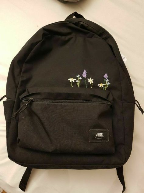 Embroidery On School Bag, Aesthetic Bag For School, School Bag Embroidery, Cute Aesthetic Backpacks, Backpack School Aesthetic, School Aesthetic Backpack, Backpack Embroidery Ideas, Rucksack Aesthetic, School Bags Aesthetic