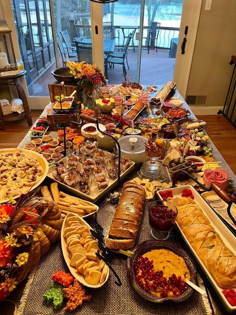 A Table Full Of Food, Black Family Party Aesthetic, Large Gathering Meals, Big Food Platters, Lots Of Food On Table, Large Family Dinner Aesthetic, Black Family Dinner Aesthetic, Thanksgiving Day Aesthetic Food, Cooking Show Aesthetic