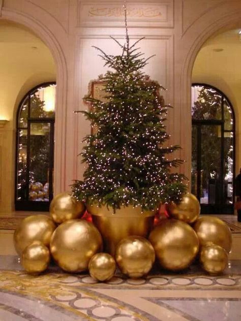 Luxury Christmas Tree, Bohemian Christmas, Xmas 2024, Gold Christmas Decorations, Christmas Tree Inspiration, Front Porches, Christmas Tree Ideas, Chic Christmas, Christmas Display