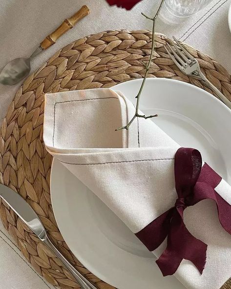 14 Napkin Folding Ideas That Will Complete Your Holiday Tablescape Fold Christmas Napkins, Reception Napkin Folds, Restaurant Napkin Folds, Christmas Napkin Folds, Christmas Napkin Folding Ideas, Tree Napkin Fold, Fold Napkin Like Cheisrmas Tree, Diy Christmas Crackers, Christmas Napkin Folding