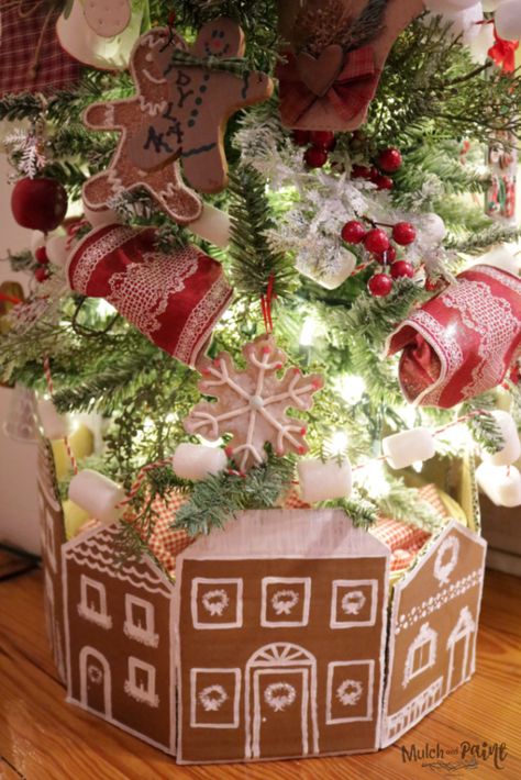 Diy Christmas Tree Collar Cardboard, Diy Gingerbread House Cardboard, Diy Cardboard Gingerbread House, Cardboard Gingerbread Houses, Gingerbread House Christmas Tree, Cardboard Gingerbread, Cardboard Gingerbread House, Ideas Decoracion Navidad, Gingerbread Kitchen