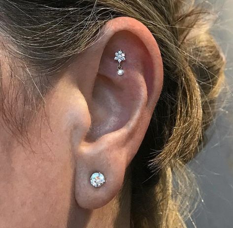 Ear Inspiration, Flat Piercing, Ear Piercing Ideas, Maria Tash, Piercing Ideas, Diamond Flower, Ear Piercing, Small Tattoos, Ear Piercings