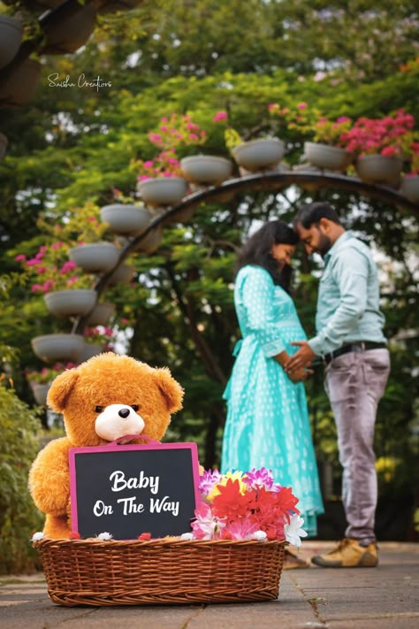 Babybump Photoshoot Ideas, Pre Baby Photoshoot, Pre Pregnancy Photoshoot, Baby Shower Poses Couple, Indian Maternity Photoshoot, Metarnity Photoshoot, Baby Shower Photoshoot Ideas, Poses For Maternity Photoshoot, Baby Shower Poses