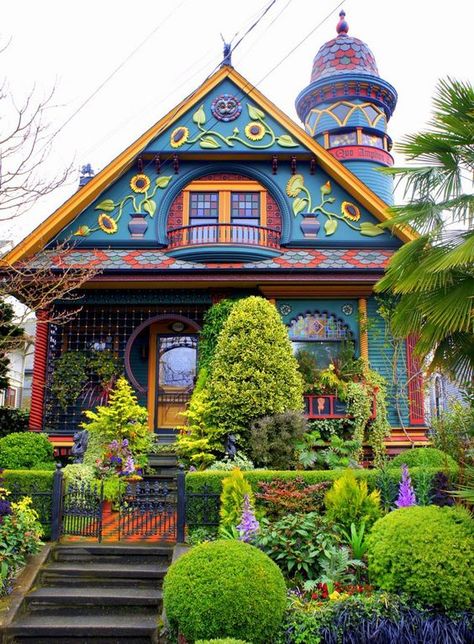 Lots Of Plants, Colorful House, Unusual Homes, Casa Vintage, Unique Houses, Cute House, Green House, Pretty House, Dream House Decor