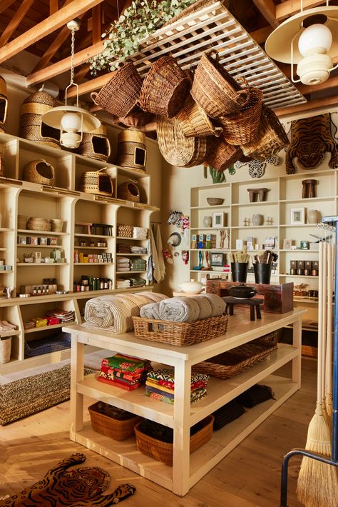 Country Store Design, General Store Display Ideas, Small Market Store, Small Shop Display Ideas, Small Shop Organization, Shop Display Ideas Retail Stores, Store Design Boutique Inspiration, General Store Ideas, Small Retail Store Design Boutiques