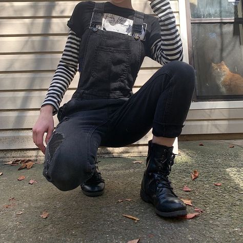 Super cute black skinny distressed overalls. Perfect for fall fashion! Black Jean Overalls Outfit, Goth Overalls Outfit, Alt Overalls Outfit, Black Denim Overalls Outfit, Black Overalls Outfit Fall, Denim Overalls Outfit Winter, Overalls Grunge, Jean Overall Outfits, Overalls Outfit Winter