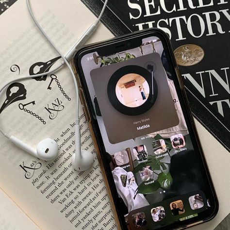 Record Widget, Cover Photo Aesthetic, Instagram Cover, Harry Core, Ios App Iphone, Books And Music, Harry's House, Phone Inspiration, Iphone Pictures