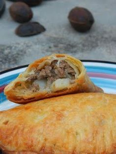 Beef & Potato Empanadas ~ Costa Rica Eats Pot Pie Empanadas, Potato Empanadas, Costa Rican Recipes, Easy Empanadas Recipe, Pie Chicken, Costa Rican Food, Beef Empanadas, Beef And Potatoes, Meat Pies