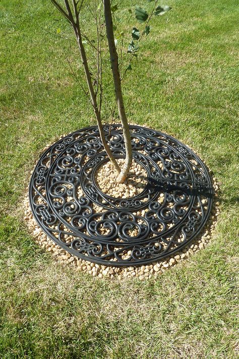 How to Install the High Gate Rubber Tree Ring from Ballard Designs Fall Landscape Painting, Contemporary Landscape Design, Wire Trellis, Tree Borders, Mulch Landscaping, Backyard Layout, Front Yard Landscaping Diy, Tree Ring, Landscape Edging