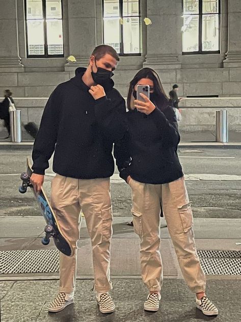 Best & Aesthetic Travel Outfits Ideas | All seasons Comfy Travel Outfit Ideas Matching Fits Couples Casual, Twinning With Boyfriend Outfits, Bf And Gf Matching Outfits Aesthetic, Matching Couple Outfits Baggy, Matching Fits With Boyfriend, Couples Business Casual Outfits, Cargo Converse Outfit, Matching Fits Couples Streetwear, Outfits Aesthetic Pareja