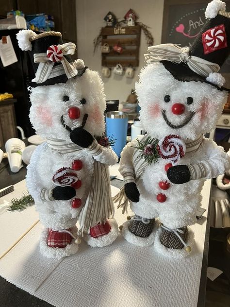 Dollar Tree Fanatics Crafts & Decor | My DT mop head snowmen | Facebook Diy Snowman Ornaments, Snowman Ideas, Holiday Wreaths Diy, Dust Mop, Diy Snowman, Snowman Wreath, Cool Christmas, Mop Pads, Cool Christmas Trees