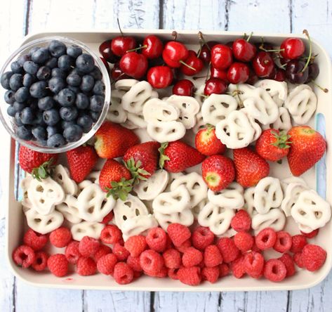 This flag dessert is SO easy to make. Flag Desserts, Memorial Day Foods, Dessert Halloween, Patriotic Food, Family Fresh Meals, 4th Of July Desserts, Fourth Of July Food, Fruit Dessert, 4th Of July Party