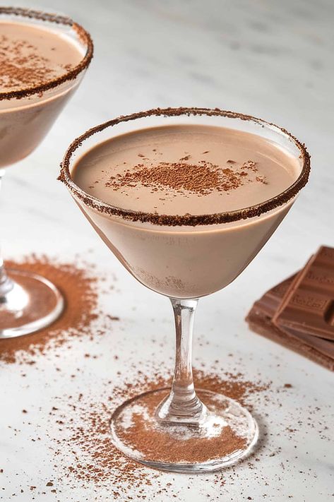 Godiva Chocolate Martini Recipe, Nye Martinis, Vanilla Cocktails, Dessert Martini Recipes, Chocolate Martini Godiva, Hot Chocolate Martini, Godiva Chocolate Martini, Dessert Martini, Chocolate Espresso Martini