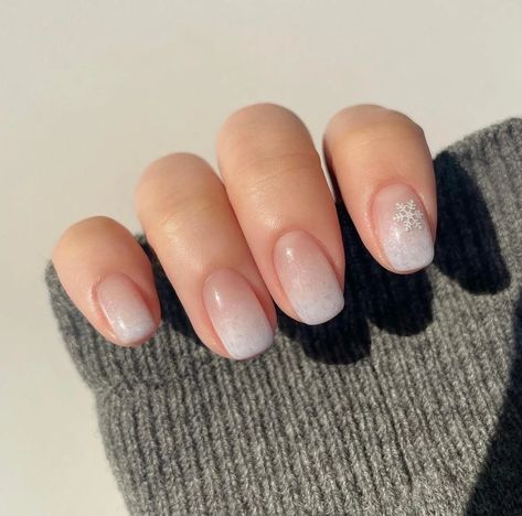 Dainty Winter Nails, Snowy Nails White Glitter, Short White Christmas Nails, Simple White Nails, Baby Boomers Nails, Nyc Nails, Wow Nails, February Nails, Simple Gel Nails