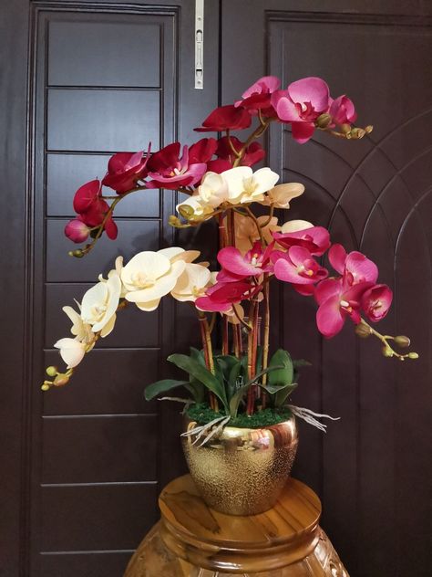 Gubahan Orkid, Chinese New Year Flower, Purple Flower Arrangements, Orchid Flower Arrangements, Gold Planter, Orchid Centerpieces, Table Flower Arrangements, Gold Orchid, Flower Box Gift