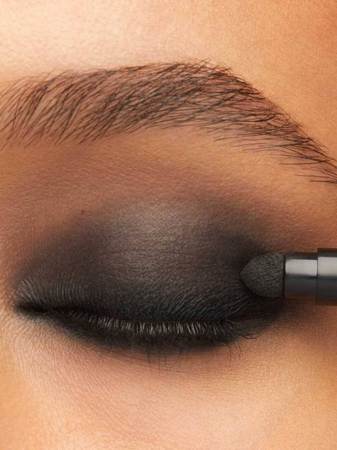 Smokey Eye Makeup Beginners, Smokey Eye Tutorial For Beginners, Smoky Eyeshadow Tutorial, Black Smokey Eye Tutorial, Eye Makeup Inspiration, Classic Smokey Eye, Smokey Eye Makeup Steps, Brown Smokey Eye Makeup, Grey Smokey Eye