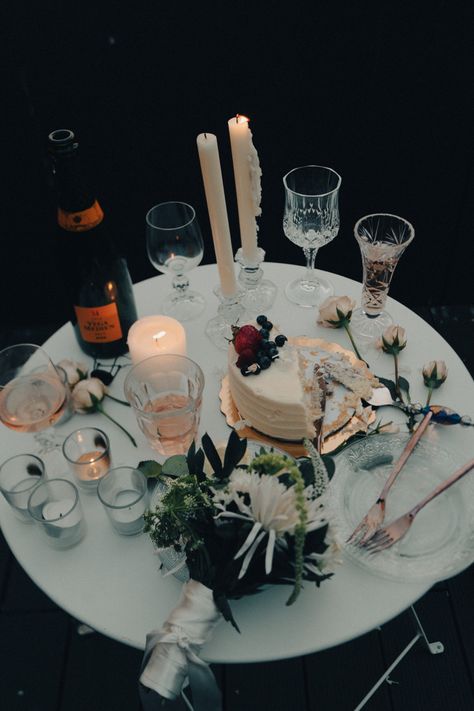 Elopement Table For Two, City Lovers Aesthetic Wedding, Classy Old School Wedding, Apartment Wedding Reception, Lowkey Wedding Aesthetic, Cozy Small Wedding, Chill Wedding Aesthetic, Bar Wedding Aesthetic, Micro Wedding Decorations