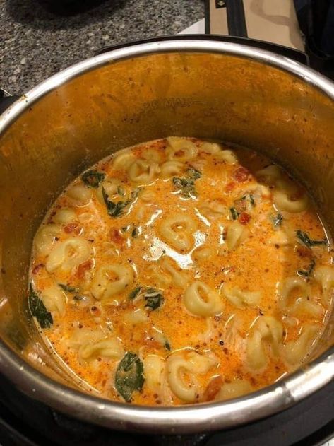 WEIGHT WATCHERS TORTELLINI SOUP - Dieter24 Weight Watcher Tortellini Soup, Ww Tortellini Soup, Creamy Tortellini, Creamy Tortellini Soup, Soups And Sandwiches, Tortellini Pasta, Soup Healthy, 1200 Calorie, Cheese Tortellini