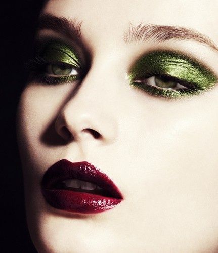 Burgundy & Green Editorial Make-up, Green Smokey Eye, Mode Editorials, Smink Inspiration, Green Eyeshadow, Make Up Inspiration, Kesha, Editorial Makeup, Red Lipstick