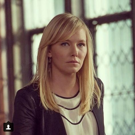 Kelli giddish Kelly Giddish Hair, Kelli Giddish, Amanda Rollins, Catherine Bell, Long Fringes, Law And Order, Medium Length Hair Cuts, Hair Hairstyles, Hair Dos