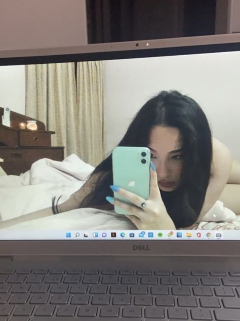 Instagram picture that’s blurry but pleasingly aesthetic and hot. Laptop Selfie Poses, Laptop Selfie, Poses Selfie, Mirror Selfie Poses, Camera Selfie, Selfie Ideas Instagram, Selfie Ideas, Selfie Poses, Laptop