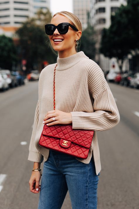 Red Crossbody Bag Outfit, Red Bag Outfit, Look Zara, Comfy Casual Outfits, Beige Outfit, Red Purse, Fashion Jackson, Red Handbag, Sweaters And Jeans