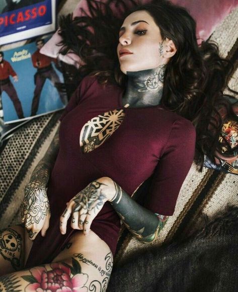 Tattoo Photoshoot Ideas, Tattoo Photoshoot, Exotic Tattoos, Heavily Tattooed, Female Tattoo Models, Earthy Tattoos, Tattooed Woman, Tattoed Women, Tattooed Women