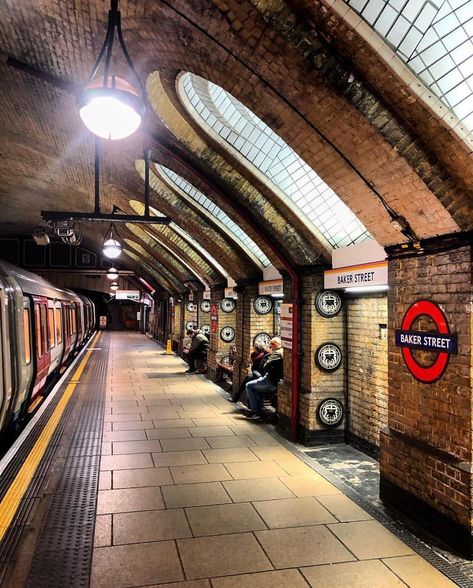 London4All on Instagram: “Connect | Discover | Create Photo: @qchoo77  Selected by: @shazifmob Tag: #london4all ==================================== @london4all Team…” Aesthetic London, London Living, London Tube, Tube Station, London Underground, London Life, Baker Street, Create Photo, Study Abroad