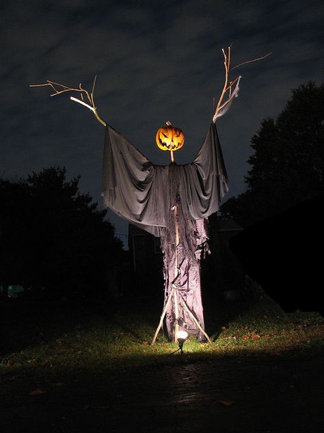 pumpkin+scarecrows | Recent Photos The Commons Getty Collection Galleries World Map App ... Diy Halloween Dekoration, Cheap Diy Halloween Decorations, Dekorasi Halloween, Halloween Diy Outdoor, Halloween Decor Diy, Image Halloween, Casa Halloween, Halloween Scarecrow, Creepy Halloween Decorations