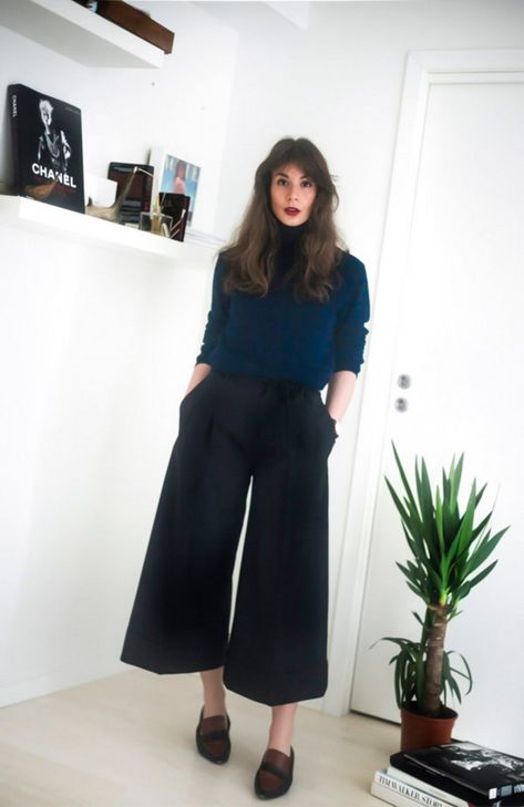 Gaucho Pants Outfit Winter, Black Gaucho Pants Outfit, Cullotes Outfit Winter, Culottes Outfit Winter, Black Cullotes Outfits, Gaucho Pants Outfit, Black Culottes Outfit, Culotte Outfit, How To Wear Culottes